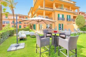 Apartamento de lujo, 4 habitaciones, Aire acondicionado, vistas al puerto deportivo | Restaurante al aire libre