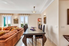 ลักซ์ชัวรี่อพาร์ทเมนท์, 4 ห้องนอน, เครื่องปรับอากาศ, วิวท่าเรือ | ภายใน