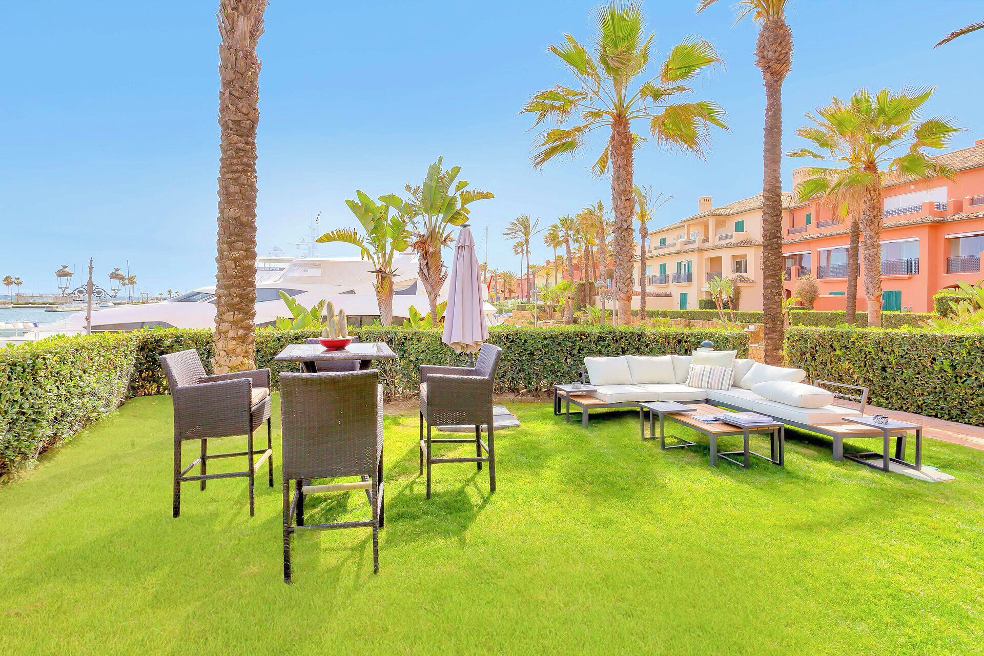 Luxury Apartment, 4 Bedrooms, Air conditioning, Marina View | Outdoor dining