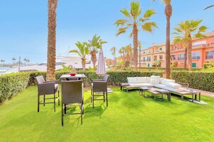 Apartamento de lujo, 4 habitaciones, Aire acondicionado, vistas al puerto deportivo | Restaurante al aire libre