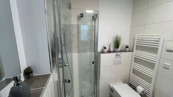 Dusche, Haartrockner, Handtücher, Seife