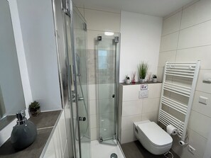 Douche, sèche-cheveux, serviettes fournies, savon