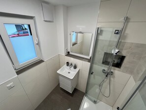 Een douche, een haardroger, handdoeken, zeep
