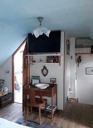 Tabla de planchar con plancha, wifi y ropa de cama 