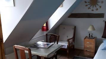 Tabla de planchar con plancha, wifi y ropa de cama