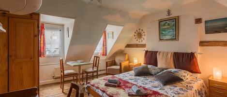 Iron/ironing board, WiFi, bed sheets