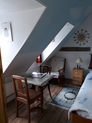 Iron/ironing board, WiFi, bed sheets - Guest Room "La Sirène" with Sea View and Wi-Fi in Saint-Valery-sur-Somme (Saint-Valery-sur-Somme)