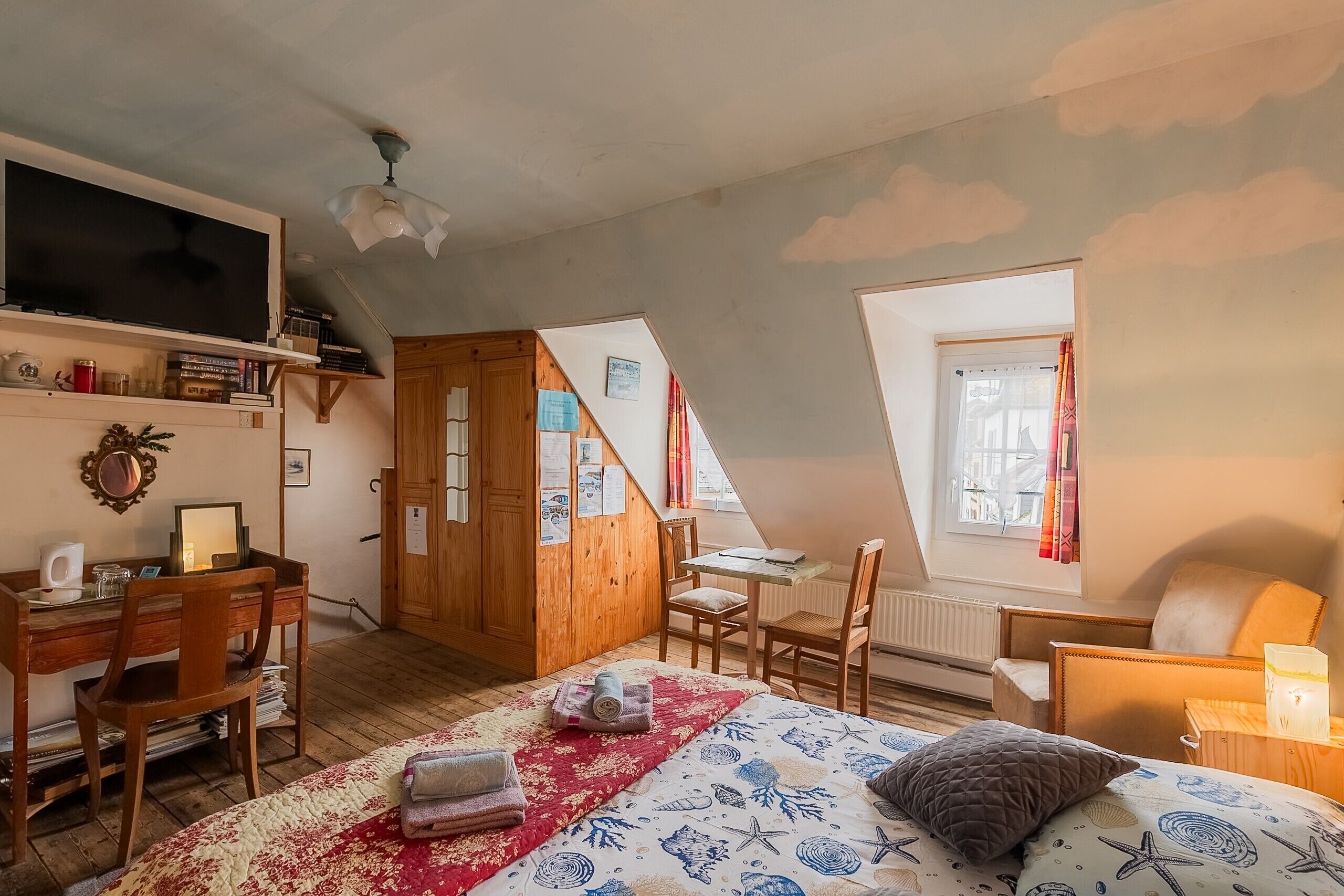 Een strijkplank/strijkijzer, wifi, beddengoed