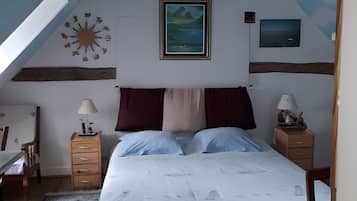 Tabla de planchar con plancha, wifi y ropa de cama