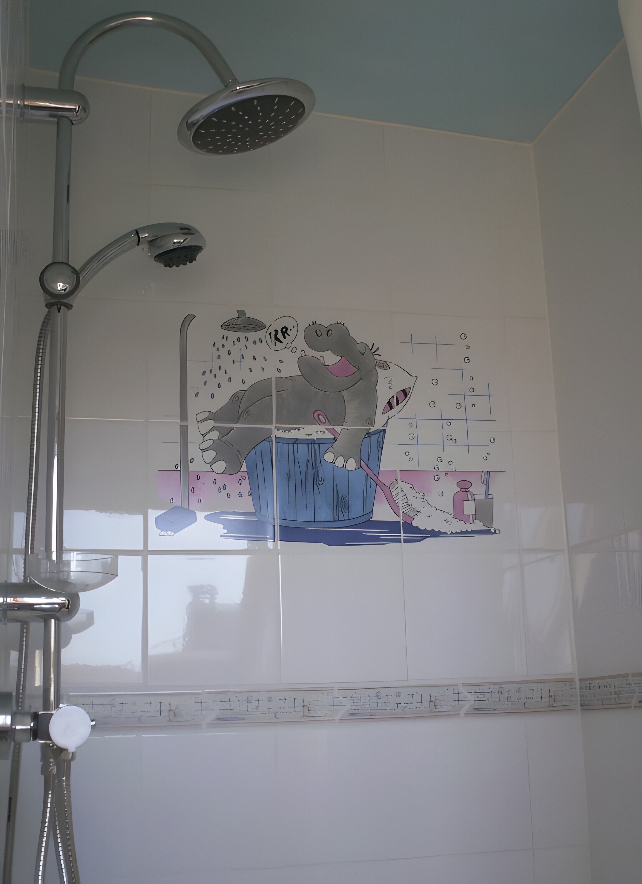 Douche, sèche-cheveux, serviettes fournies