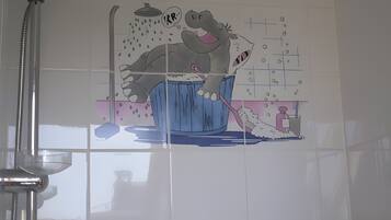 Douche, sèche-cheveux, serviettes fournies