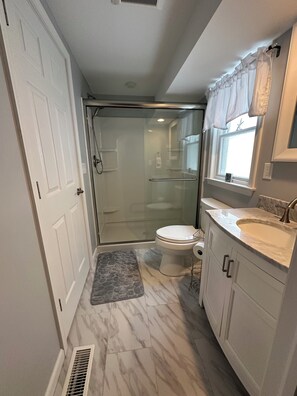 Dusj, hårføner og toalettpapir