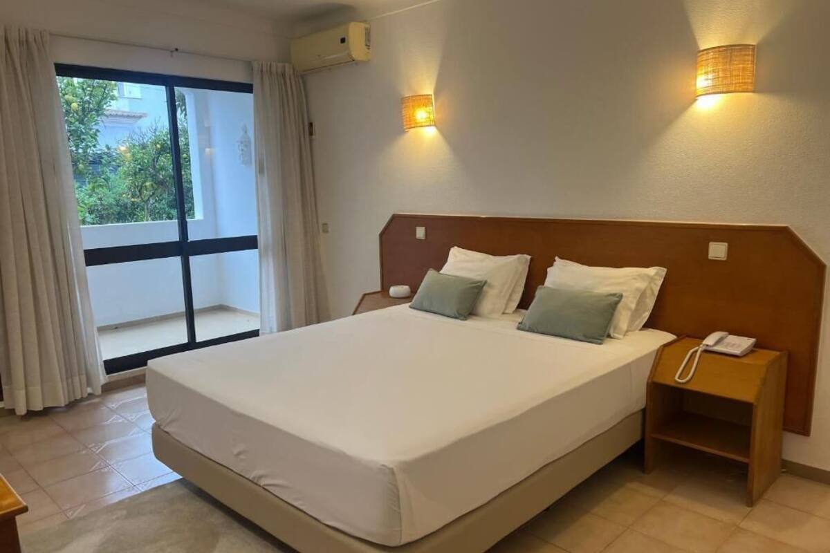 Quarto casal, sacada | Cofres nos quartos, escrivaninha, Wi-Fi de cortesia