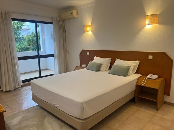 Quarto casal, sacada | Cofres nos quartos, escrivaninha, Wi-Fi de cortesia