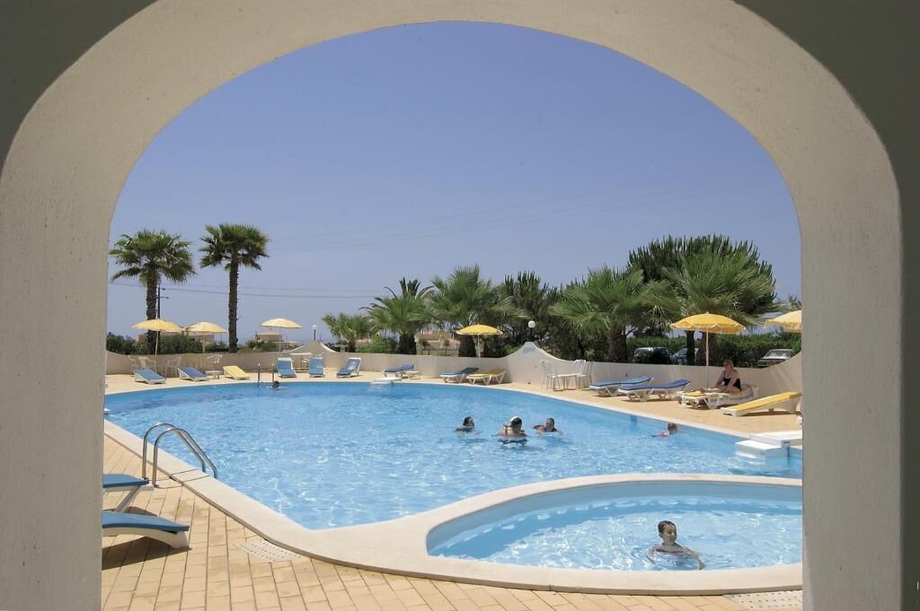 Una piscina al aire libre de temporada