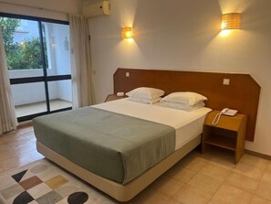Tweepersoonskamer, balkon | Een kluis op de kamer, een bureau, gratis wifi