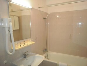 Hair dryer, towels, toilet paper - Hotel Albergaria Dom Manuel (Lagoa)