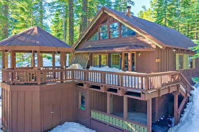  Cozy Ski-in/out 3bd/2ba + loft cabin in Bear Valley only steps away from lake.