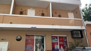 Un bâtiment à deux étages doté de balcons, une enseigne indiquant « La Terrazas » et une autre enseigne, « Timbre », signalant la présence d’un système audio.