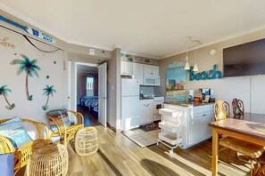Private kitchen - Cozy 1-bedroom condo in peaceful Myrtle Beach (Myrtle Beach)