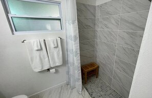 Dusche, Haartrockner, Handtücher, Seife