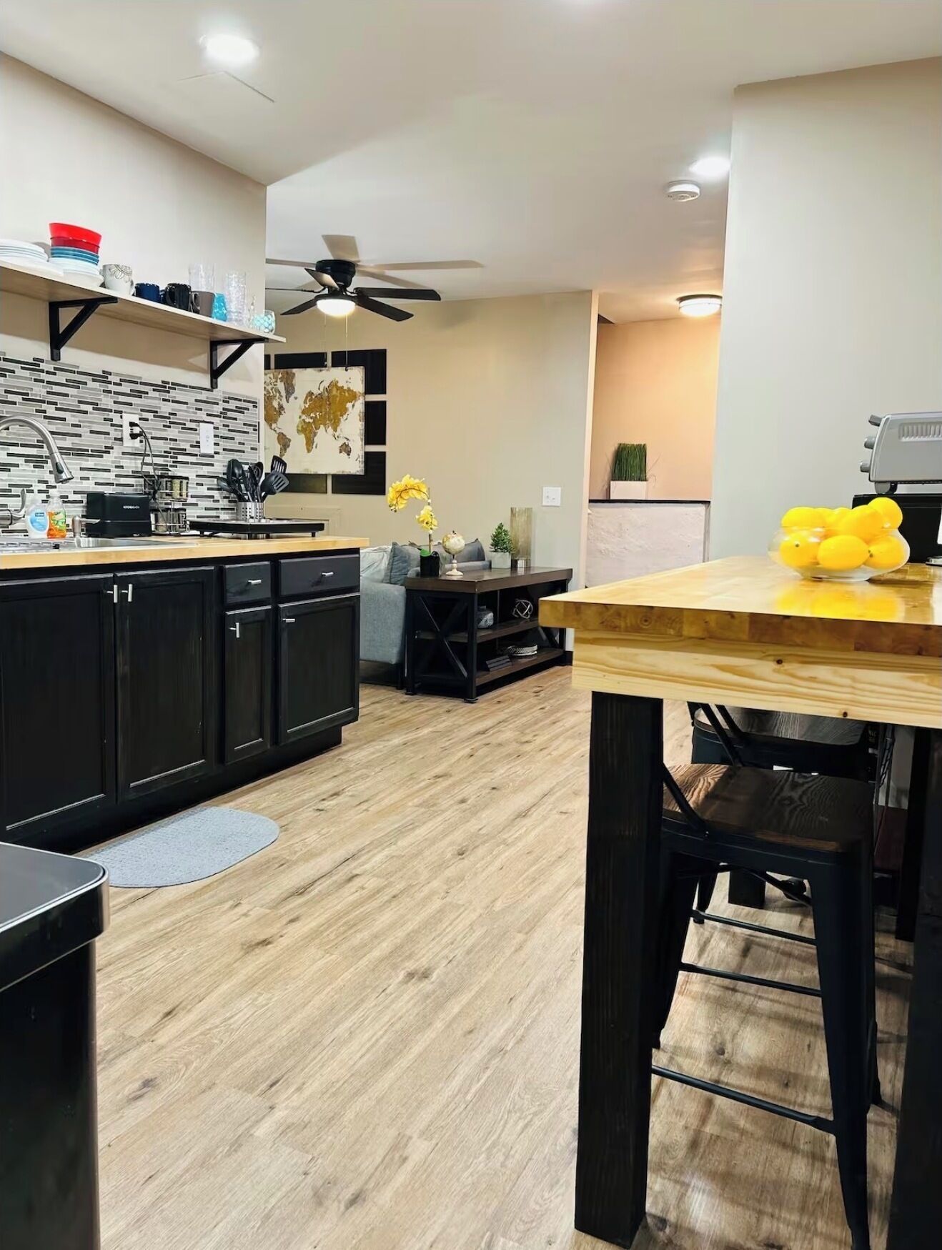 Réfrigérateur, micro-ondes, plaque de cuisson, cafetière/bouilloire