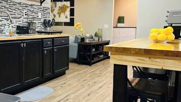 Réfrigérateur, micro-ondes, plaque de cuisson, cafetière/bouilloire