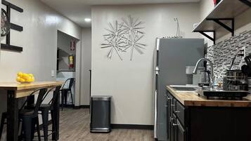 Frigorifero, microonde, piano cottura, macchina per tè/caffè