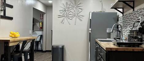 Kühlschrank, Mikrowelle, Herdplatte, Wasserkocher mit Kaffee-/Teezubehör