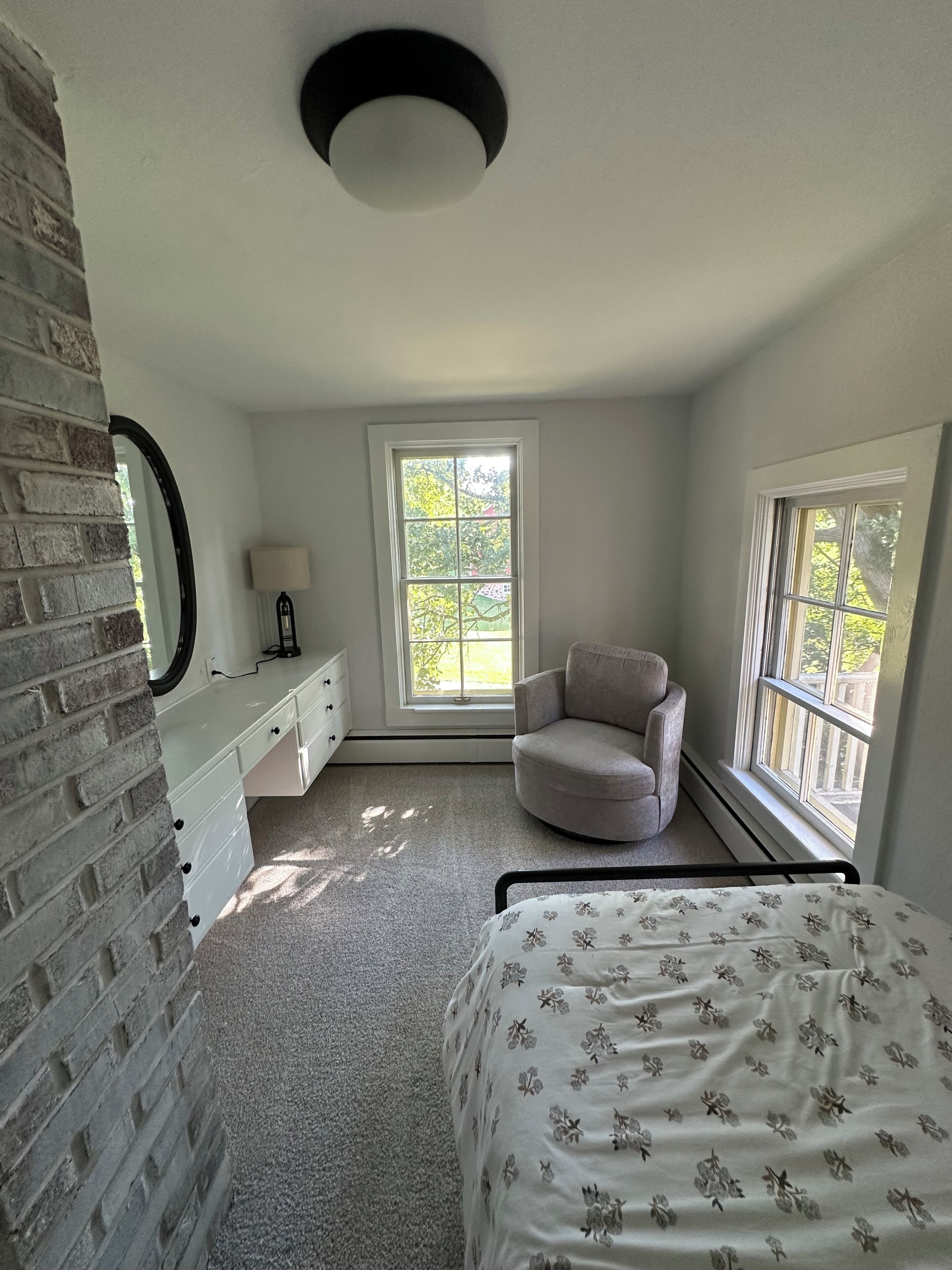 5 bedrooms, iron/ironing board, WiFi, bed sheets