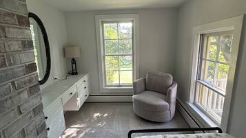 5 bedrooms, iron/ironing board, WiFi, bed sheets