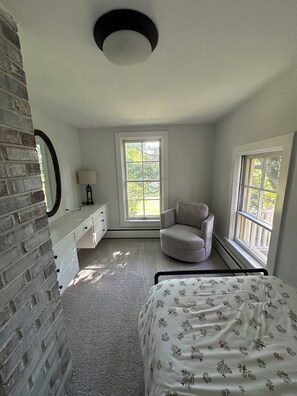 5 bedrooms, iron/ironing board, WiFi, bed sheets