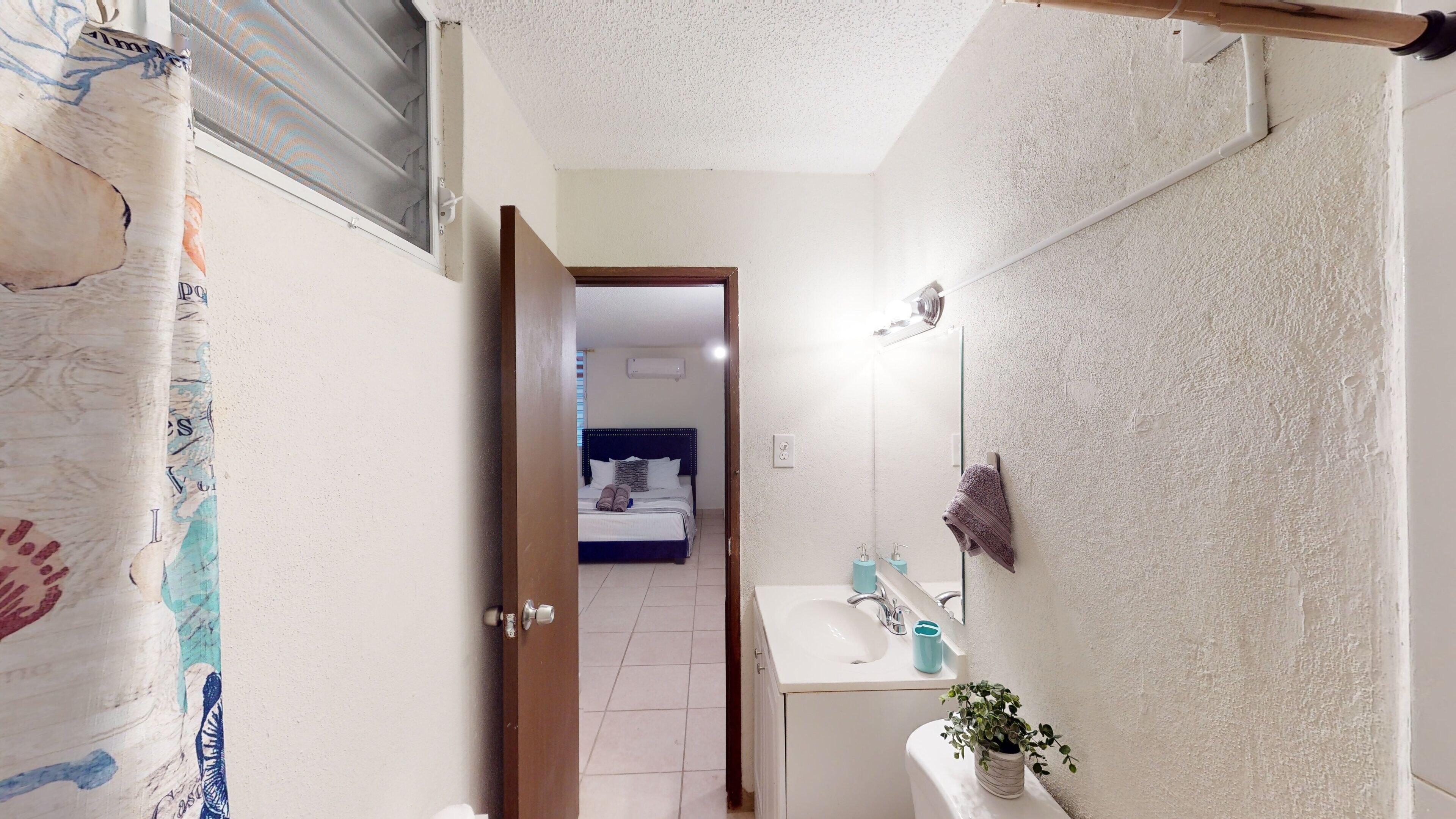 Serviettes fournies, savon, papier toilette