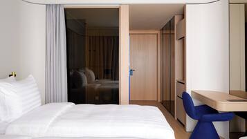 Una habitación de hotel moderna con una cama, un escritorio y una silla.
