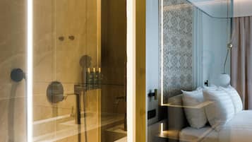 Classic Room, 1 King Bed | Bathroom | Slippers, towels, soap, shampoo