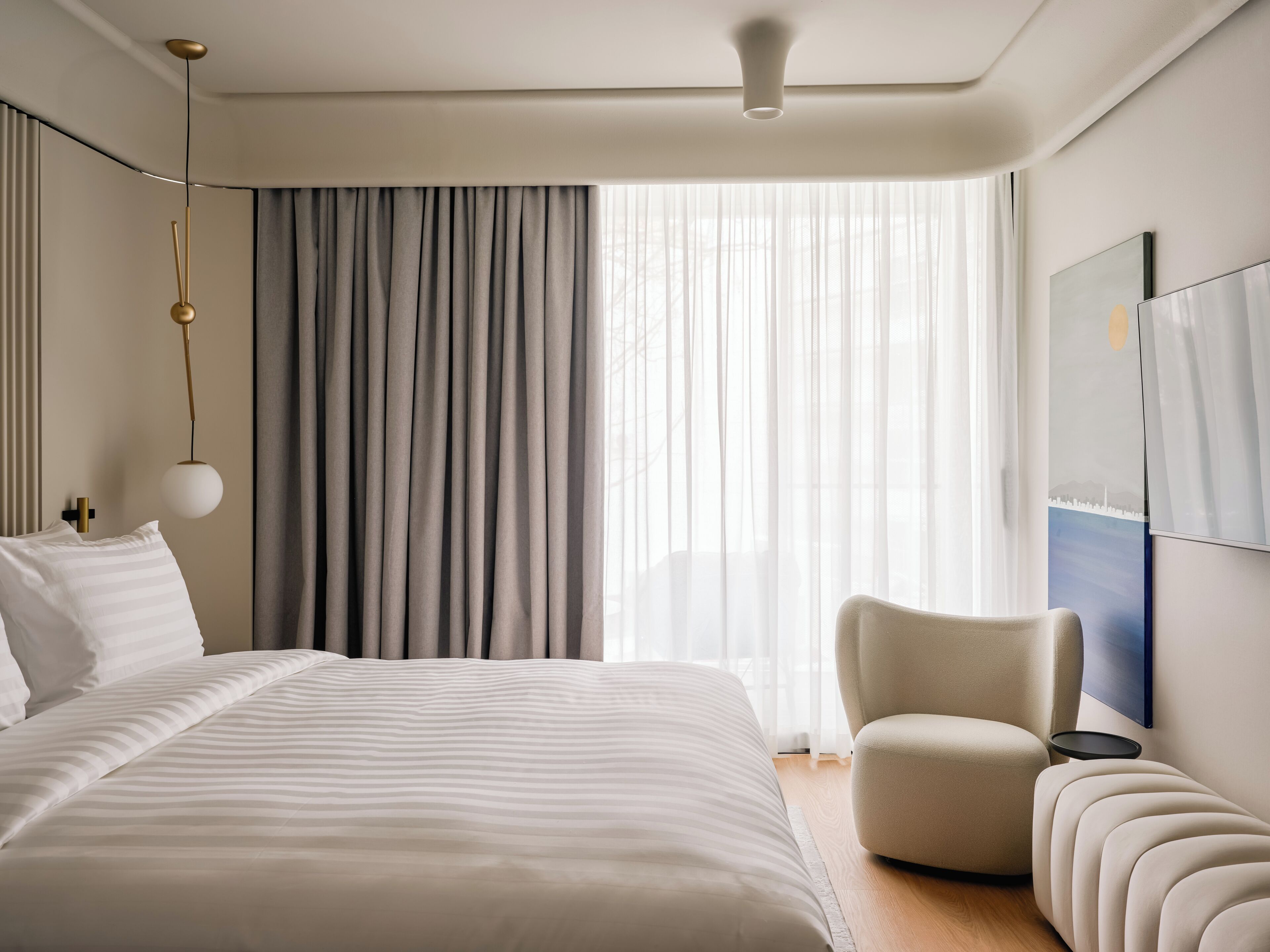 Classic Room, 1 King Bed | In-room safe, iron/ironing board, free WiFi