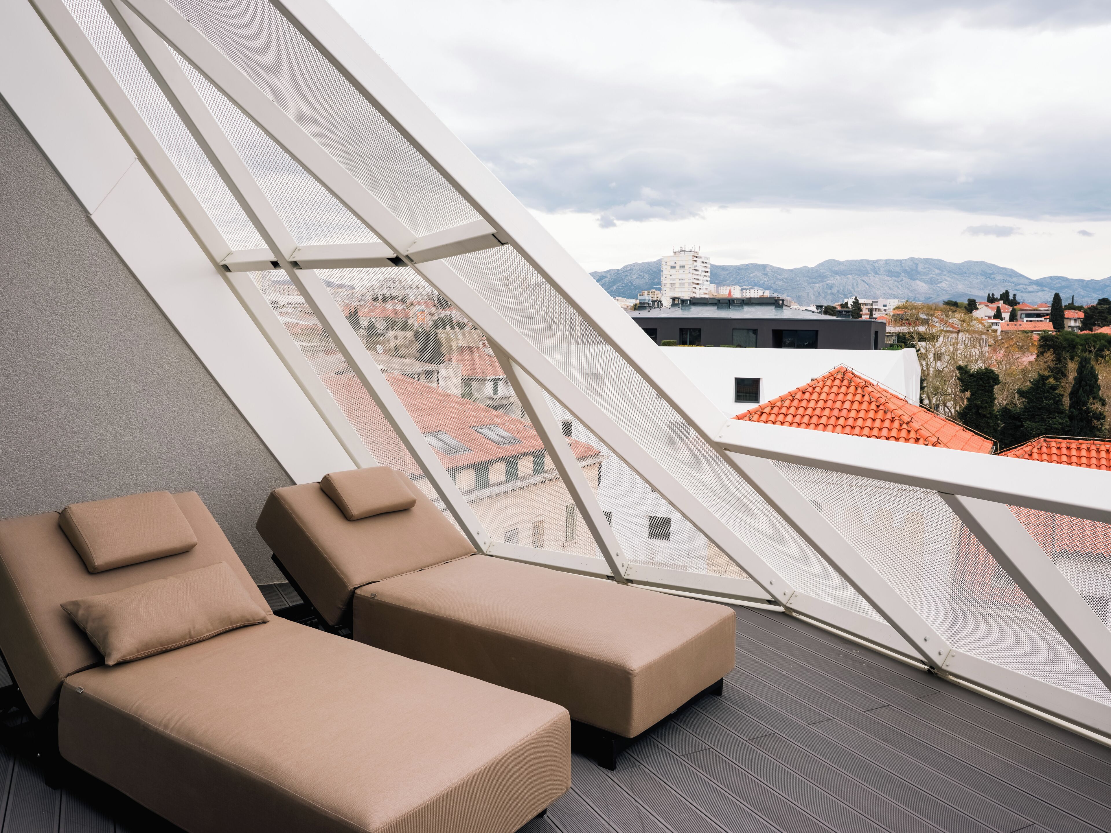 Caja de seguridad en la habitación y tabla de planchar con plancha 