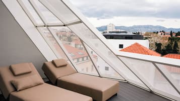 Caja de seguridad en la habitación y tabla de planchar con plancha