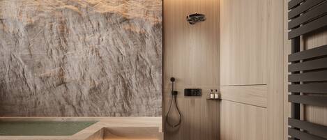 Signature Suite (Venturo) | Bathroom | Slippers, towels, soap, shampoo