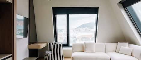 Signature Suite (Venturo) | In-room safe, iron/ironing board, free WiFi