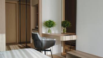 Caja de seguridad en la habitación y tabla de planchar con plancha