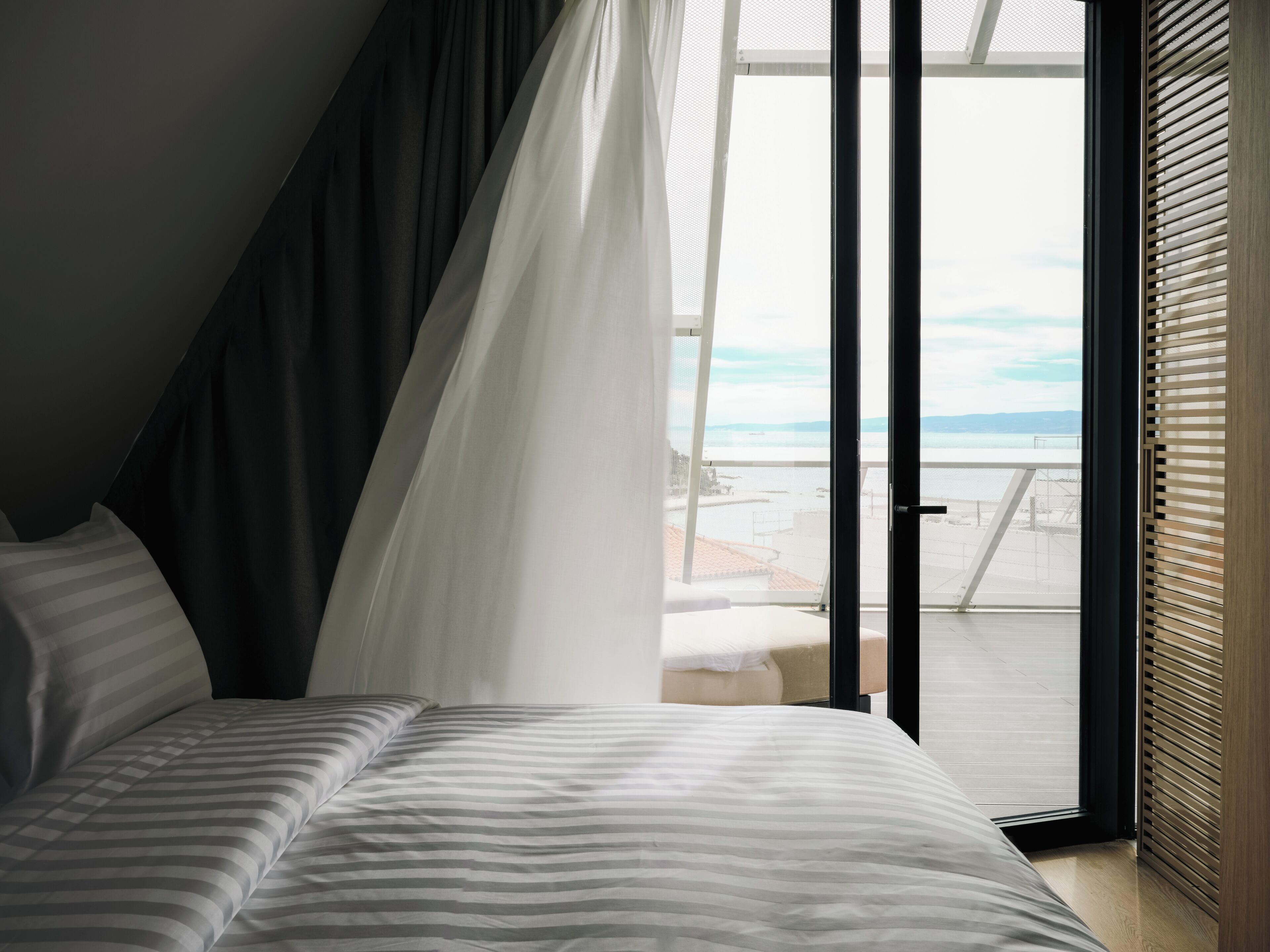 Caja de seguridad en la habitación y tabla de planchar con plancha 