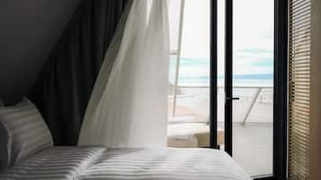 Caja de seguridad en la habitación y tabla de planchar con plancha