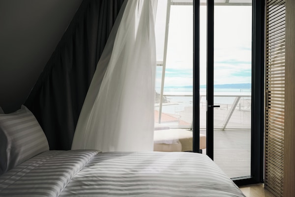 Signature Suite (Venturo) | In-room safe, iron/ironing board, free WiFi, bed sheets