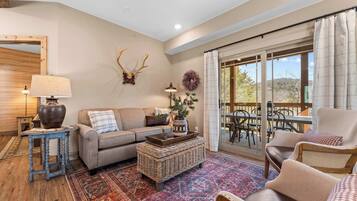 Cabin, nhiều giường, bồn tắm nước nóng, quang cảnh núi (Timberline Hideaway) | Khu phòng khách