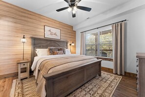 Cabana, várias camas, banheira de imersão, vista para a montanha (Timberline Hideaway) | 3 quartos, individualmente decorados, individualmente mobiliados