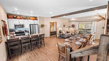 Cabin, Multiple Beds, Hot Tub, Mountain View (Timberline Hideaway) | Interior