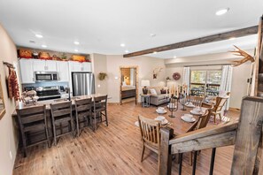 Cabin, Multiple Beds, Hot Tub, Mountain View (Timberline Hideaway) | Interior