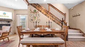 Cabin, Multiple Beds, Hot Tub, Mountain View (Timberline Hideaway) | Dining