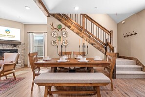 Cabana, várias camas, banheira de imersão, vista para a montanha (Timberline Hideaway) | Opções para refeição